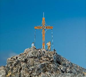 241-180547 - Gipfelkreuz mit Bergspitze