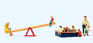 663-10587 - Spielende Kinder, Sandkasten