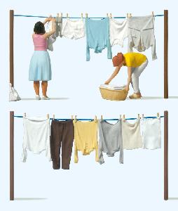 663-44936 - Frauen beim Wäscheaufhängen