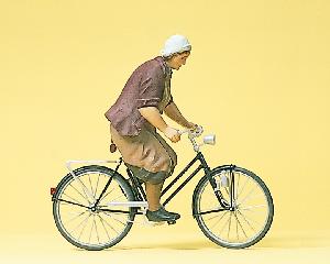 663-45068 - Bäuerin auf Fahrrad